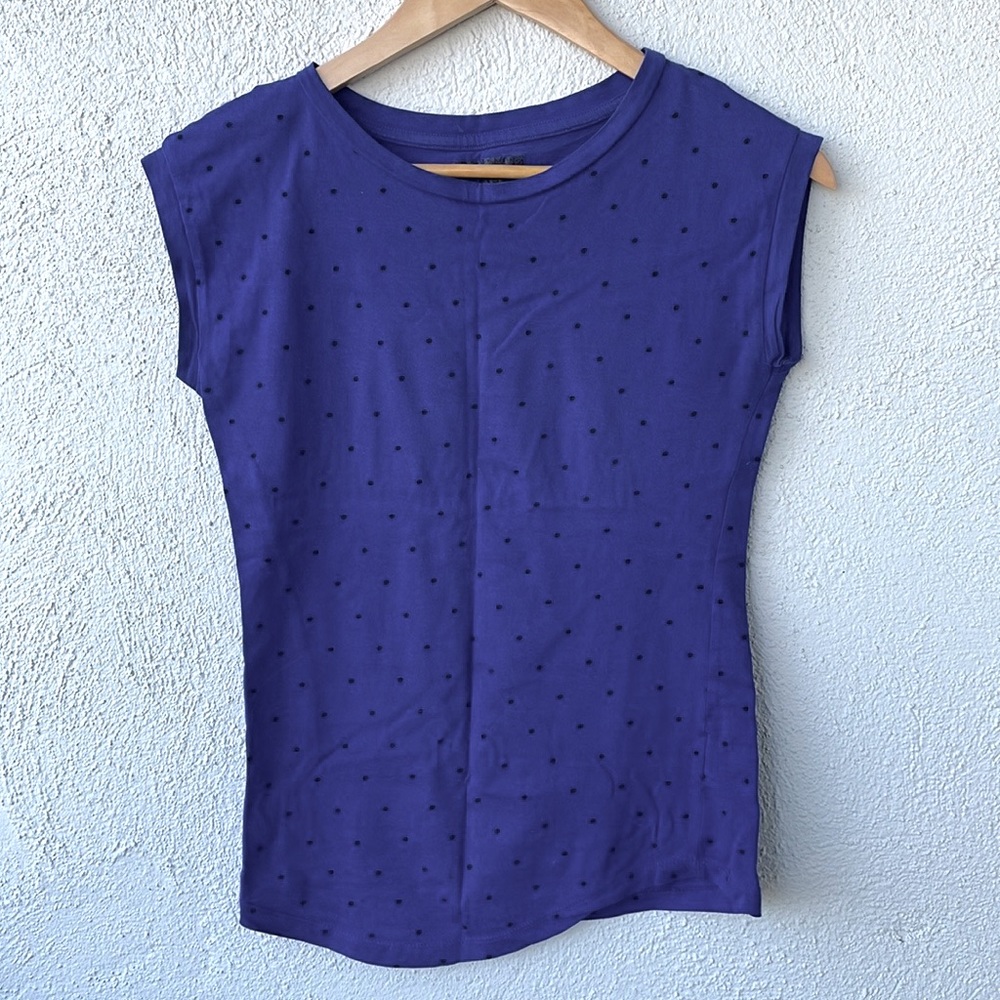 Polka dotted round neck tee with short sleeves in Small